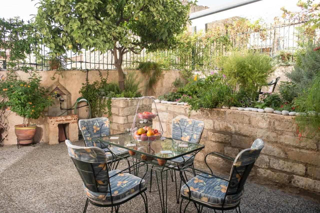 Maisonette With Garden In The Heart Of The Historical Kalamata Center 外观 照片